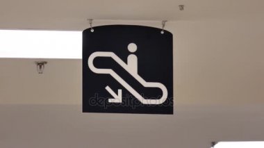 Hareket işareti Sears içinde yürüyen merdivenle depolamak