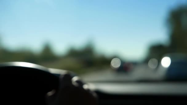 Blur movimiento de la mujer que conduce en la carretera y escuchar música — Vídeo de stock