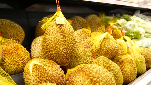 Ruch dłoni kobiecej zbieranie durian wewnątrz superstore — Wideo stockowe