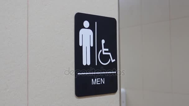 Movimento do homem e desativar o logotipo do banheiro na parede — Vídeo de Stock