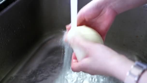 Pohyb ženy mytí cibule v kuchyni — Stock video