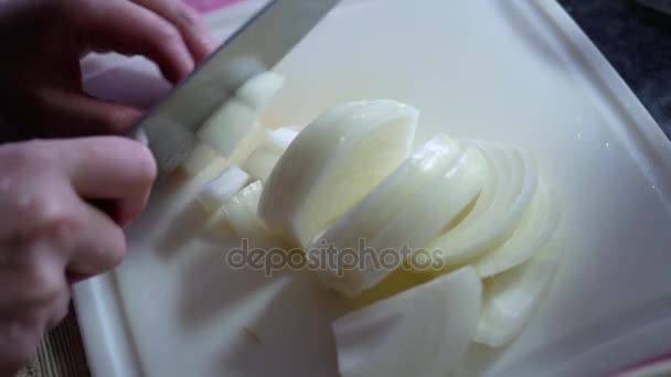 Movimiento de la mujer cortando la cebolla en la cocina — Vídeo de stock