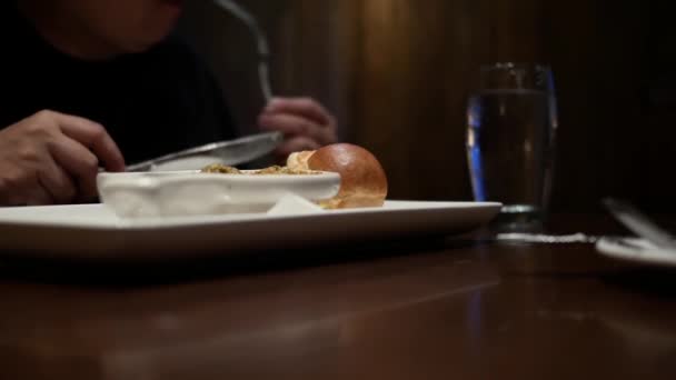 Movimiento de personas comiendo comida dentro del asador de barril y el bar — Vídeos de Stock