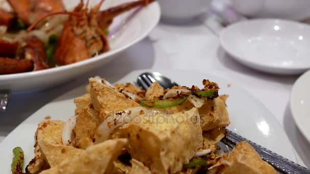 Mouvement des personnes mangeant de la nourriture et buvant du thé à l'intérieur restaurant chinois — Video