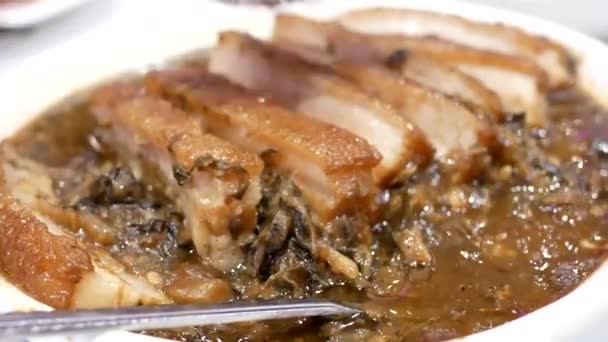 Mouvement des personnes mangeant des légumes en conserve avec couche de porc sur l'assiette à l'intérieur du restaurant chinois — Video