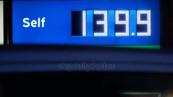 Motion of display price of gas at Chervon gasolinera . — Vídeos de Stock