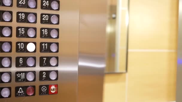 Movimento do homem saindo enquanto o elevador abre no piso principal — Vídeo de Stock