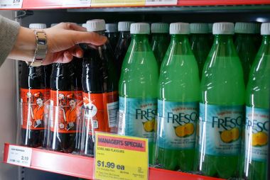 Londra uyuşturucu mağazasında bir soğutucu kök bira alarak kadın kapatmak