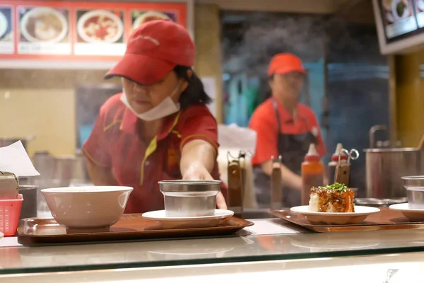 Um lado do chef cozinhar alimentos para o cliente com vapor pesado em Taipei Taiwan — Fotografia de Stock