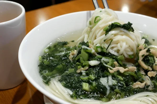 Mozgás a nő evés tésztaleves belül kínai étterem — Stock Fotó