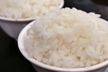 Tablo üzerinde pişmiş pirinç kadar kapatın
