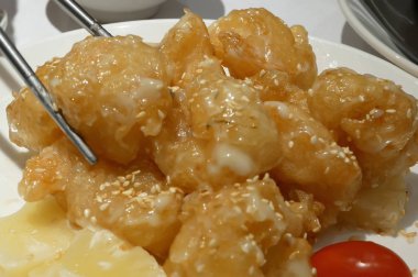 Ananaslı karides topu Çin restoranı içinde masada yemek insanlar