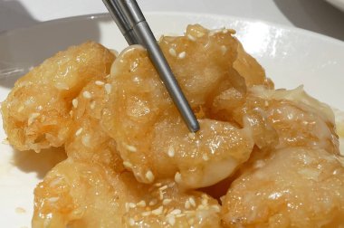 Ananaslı karides topu Çin restoranı içinde masada yemek insanlar