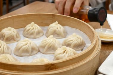 Lokantada çorba hamur tatlısı buns yemeden önce sirke dökülen insanlar