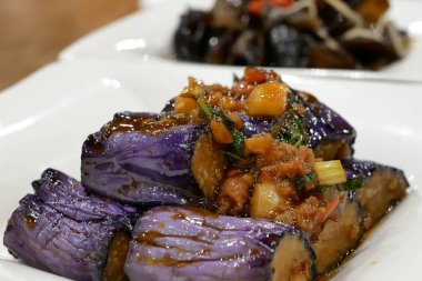 Çin restoranı içinde beyaz çanak üzerinde kızarmış patlıcan kapatın