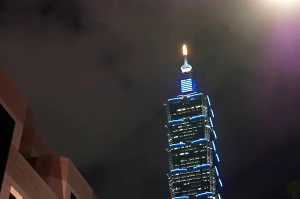 Taipei 101 gece sürüş araba hareket. — Stok fotoğraf