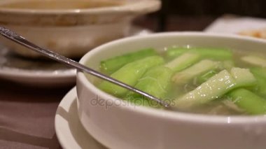 Dev garoupa ve lif kabağı çorbası Çin restoranı içindeki tablo üzerinde hareket