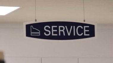 Hareket bir çatı sears mağaza içinde asılı hizmet işaret