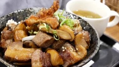 Hareket, Bu Da Don tablo içinde Japon restoranı