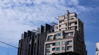 Hareket mavi bulutlu gökyüzü yüksek katlı konut yeni bina 