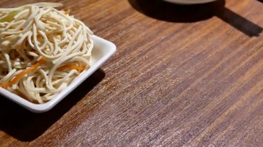 Meze tablonun Çin restoranı içinde hizmet veren insanların hareket