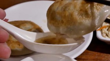 Sığır eti pasta yemek ve çorba kaşığı Çin restoranı içinde aşağı daldırma insanların hareket 