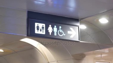 Hareket bir adam, kadın ve sakatlar tuvalet logo duvar