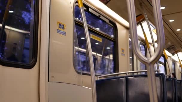 Disparo de ángulo bajo de las personas que toman skytrain — Vídeos de Stock