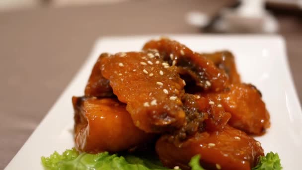 Motion of honey glazed barbecued pork appetizers on table inside Chinese restaurant — Stock Video