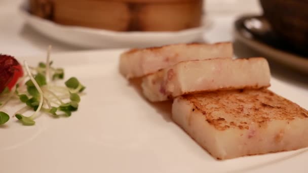 Mozgás a serpenyőben sült fehérrépa torta dim sum belül Grand Hyatt Taipei étteremben — Stock videók
