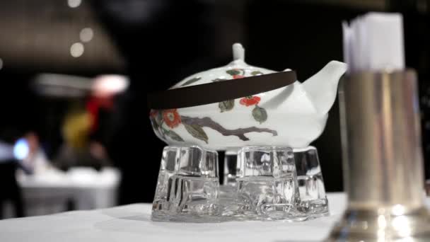 Κίνησης της ζεστό τσάι στο τραπέζι και τη θαμπάδα κίνηση των ατόμων να απολαύσετε γεύμα στο εσωτερικό εστιατόριο — Αρχείο Βίντεο