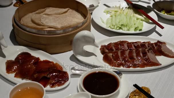 Bewegung der berühmten gebratenen Ente auf dem Tisch für Kunden im Shang Palace Restaurant — Stockvideo