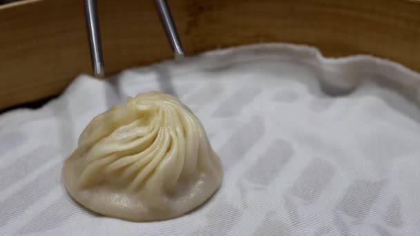 Movimento de mulher comendo sopa bolinhos de bolinho com pauzinhos dentro do restaurante — Vídeo de Stock