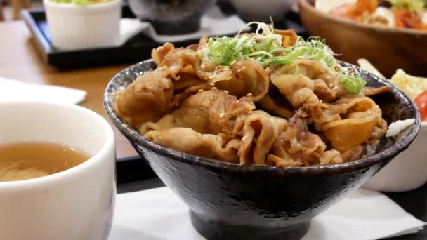 Motion de BU-DA DON sur la table à l'intérieur du restaurant japonais — Video