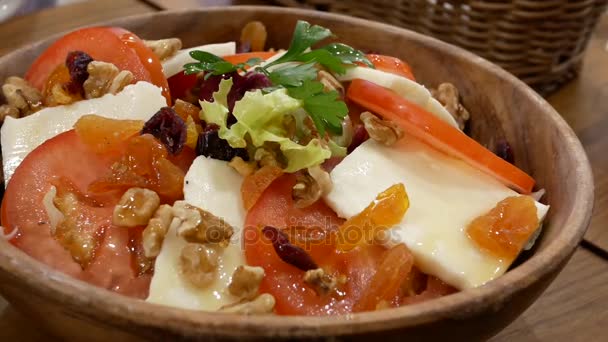 Moto di persone che mangiano insalata di mozzarella di pomodoro con miele sul tavolo all'interno del ristorante giapponese — Video Stock