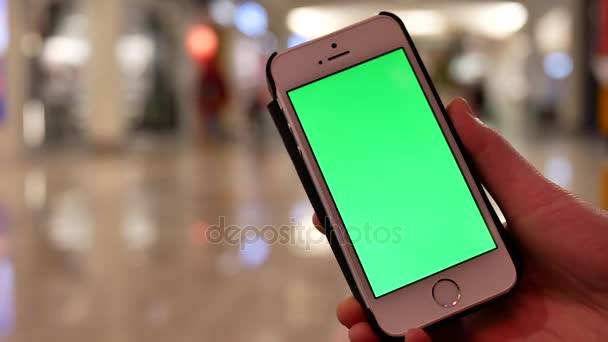 Manos de mujer sosteniendo teléfono inteligente blanco con pantalla verde — Vídeo de stock