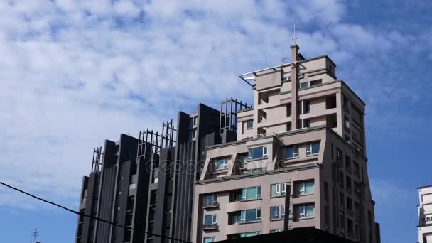 Movimiento de edificios nuevos residenciales de gran altura en el cielo azul nublado — Vídeo de stock