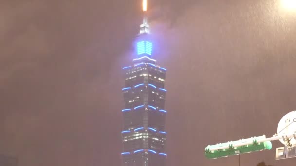 Ruch z Taipei 101 z ulewnym deszczem podczas w nocy. — Wideo stockowe
