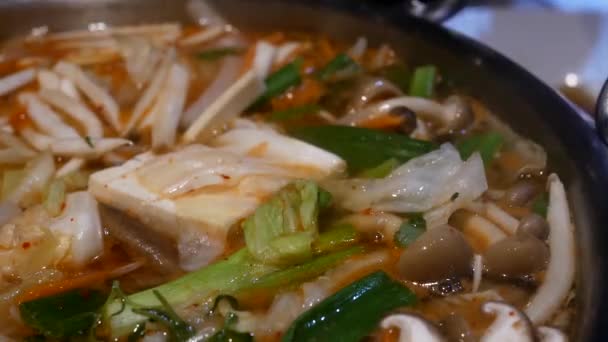Ruch z warzyw gorący garnek na tabeli wewnątrz restauracja Koreańska — Wideo stockowe