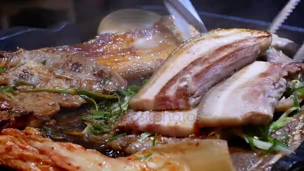 Motie van de serveerster koken en bbq vlees snijden voor klant op tafel — Stockvideo