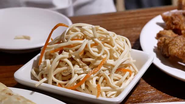 Pohyb lidí jedících předkrmy na stole uvnitř čínské restaurace — Stock video