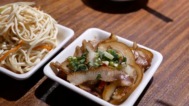 Movimiento de personas comiendo aperitivos en la mesa dentro del restaurante chino — Vídeo de stock