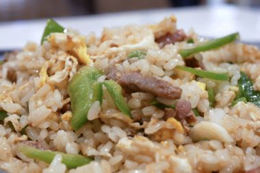 Bir tarafı Restoran içindeki tablo üzerinde kızarmış pilav