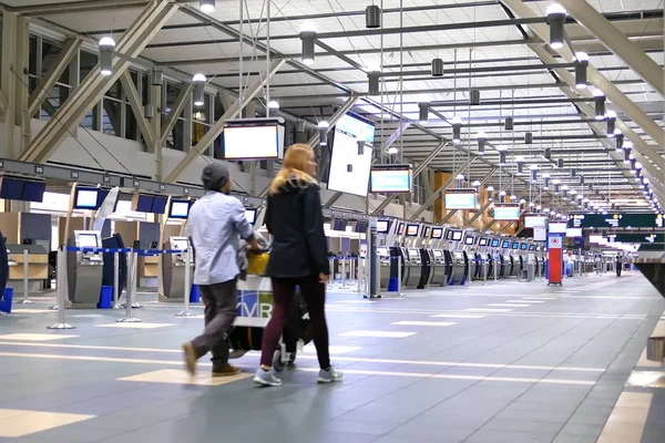 Un lado de los pasajeros con equipaje en el área de salida internacional dentro del aeropuerto YVR —  Fotos de Stock