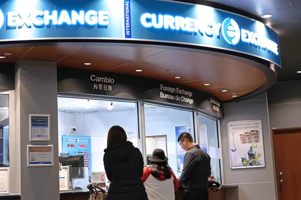 Movimiento de pasajeros en el lugar de cambio de divisas dentro del aeropuerto de YVR en Vancouver BC Canadá —  Fotos de Stock