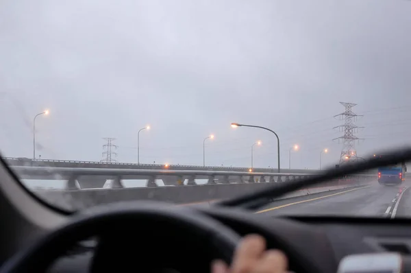 Movimento do carro dirigindo no dia chuvoso pesado e com foco no painel do carro — Fotografia de Stock