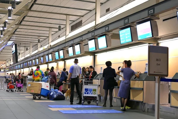 Moción de los pasajeros con equipaje en la zona de facturación dentro del aeropuerto YVR —  Fotos de Stock