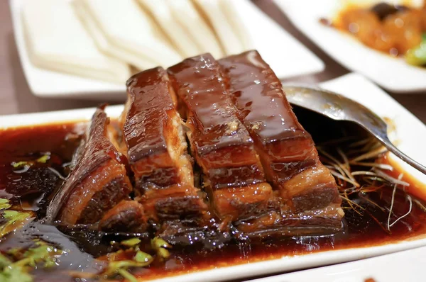Gros plan de légumes en conserve avec couche de porc dans une assiette avec de la vapeur à l'intérieur du restaurant chinois — Photo