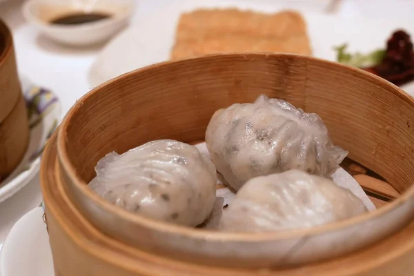 Närbild av vof ångade räkor dumplings med ånga på bord — Stockfoto