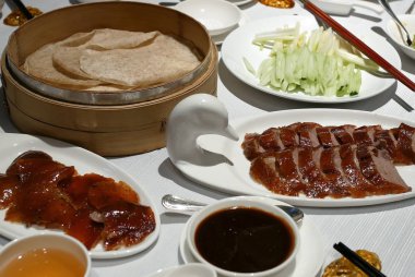 Restoran içinde müşteri için masada kavrulmuş ördek